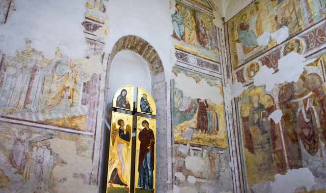 Affreschi del 300, eleganti capitelli, la citazione di Boccaccio:  l'abbazia di San Leone a Bitonto